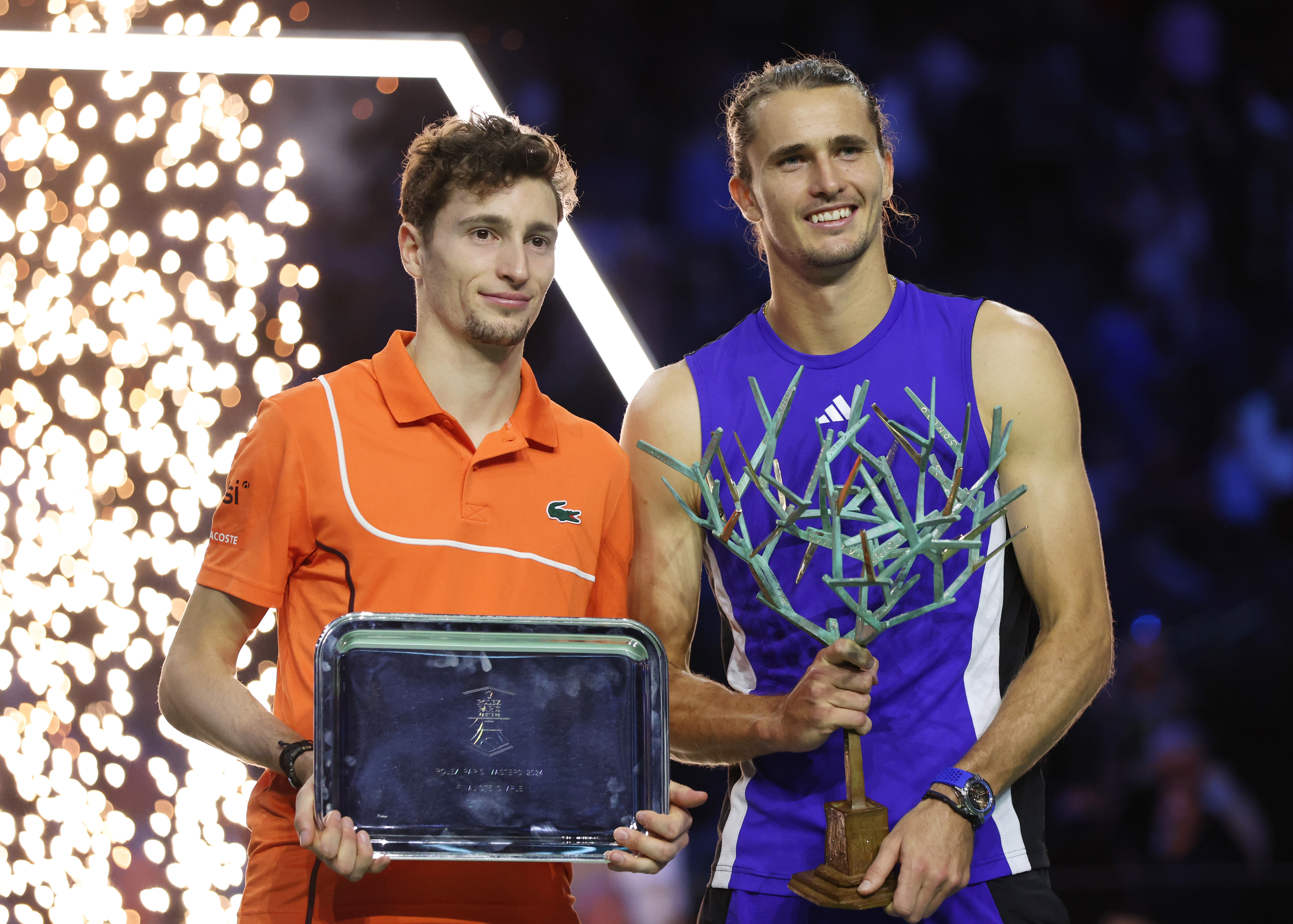 西班牙网球队鏖战英国网球队，兹维列夫送出助攻