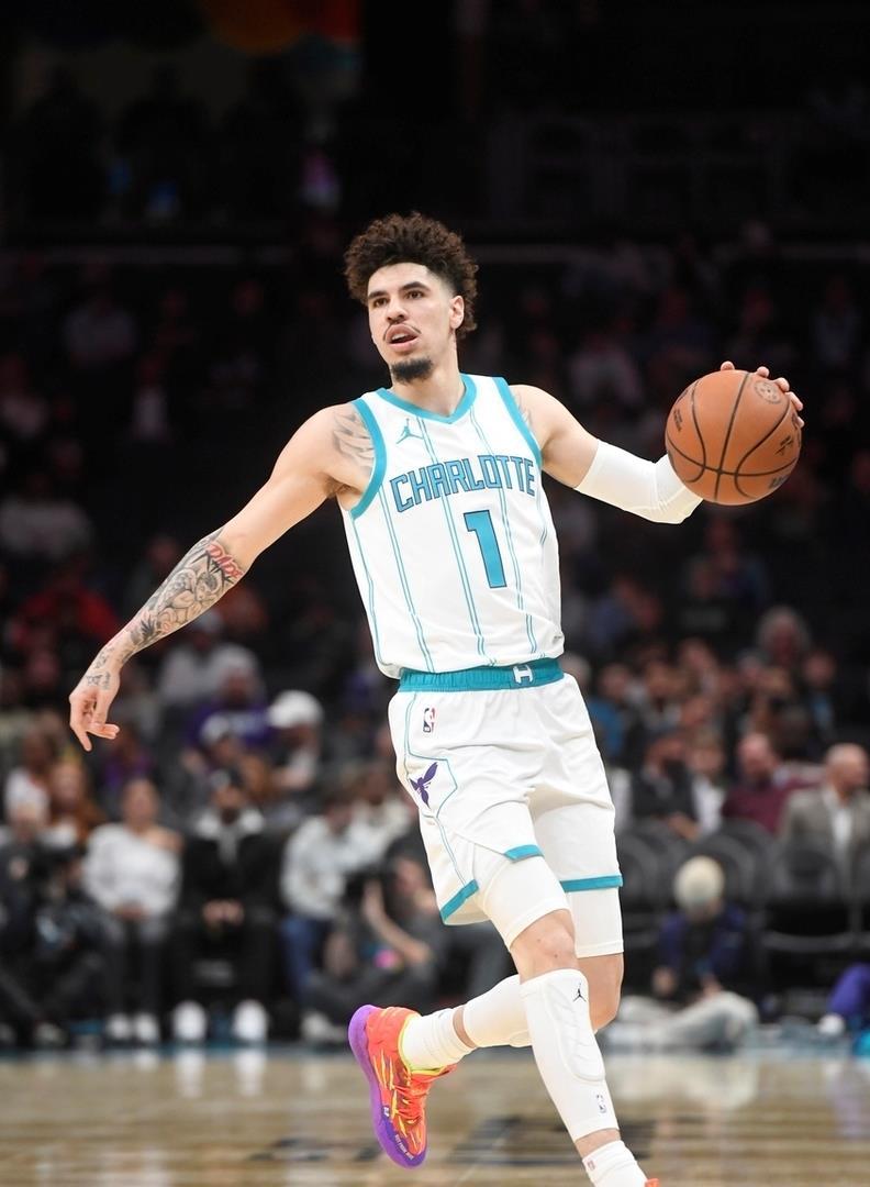 黄蜂力克尼日利亚男篮,莫里斯送出助攻 黄蜂力克尼日利亚男篮,莫里斯送出助攻