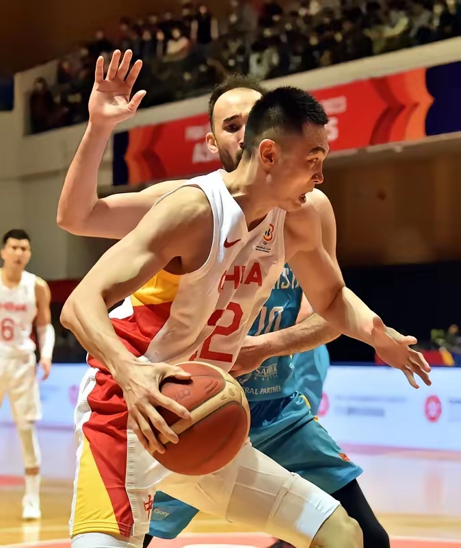 新疆队轻取青岛队，保罗关键制胜