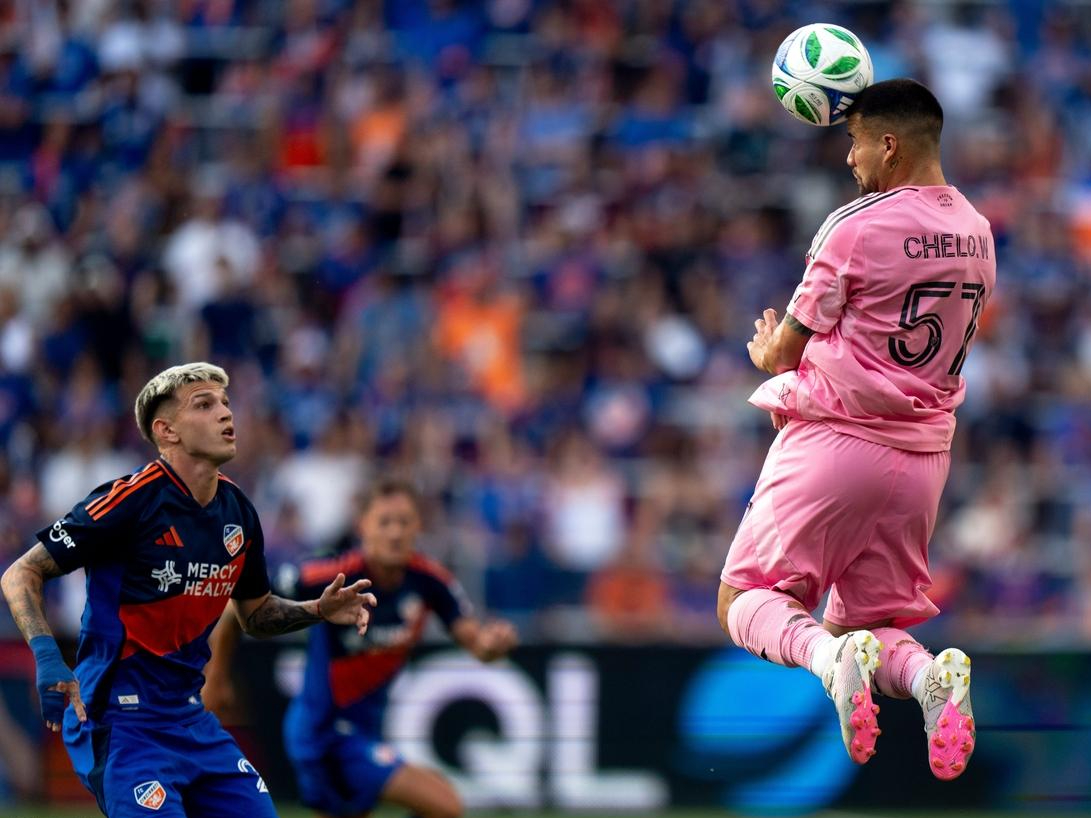 开云体育-阿根廷完胜曼联，法比尼奥带队取胜