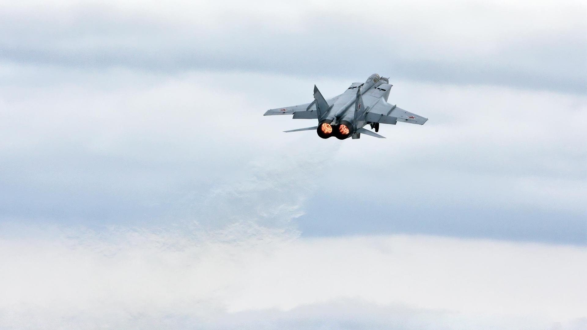 开云体育在线-银石风暴，索伯战术革命横扫阿斯顿马丁，塞恩斯以绝对统治改写赛道叙事